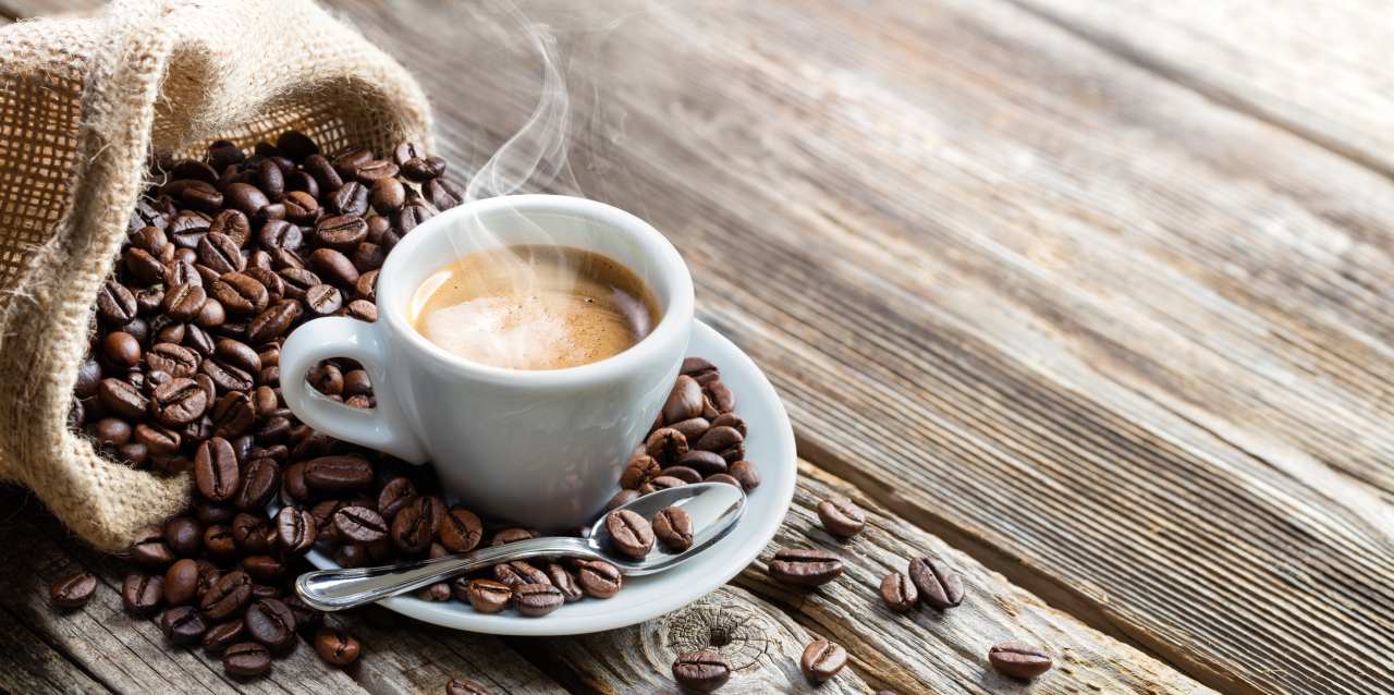 Chwila relaksu po trudnym dniu – jak zaaranżować kącik kawowy w domu?