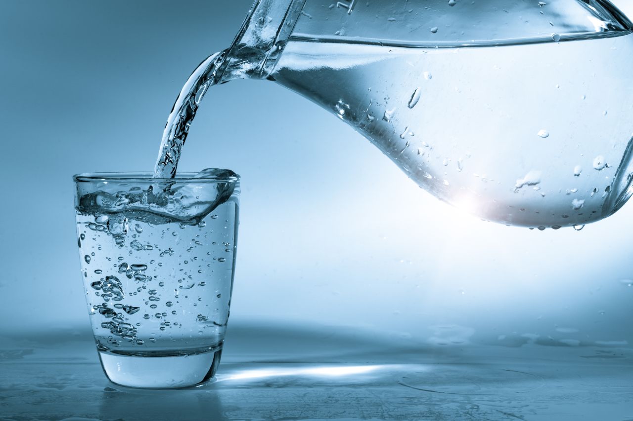 Woda mineralna a źródlana – jakie są różnice?