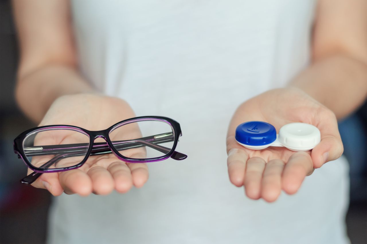 W jakich przypadkach lepiej korzystać z soczewek niż okularów?