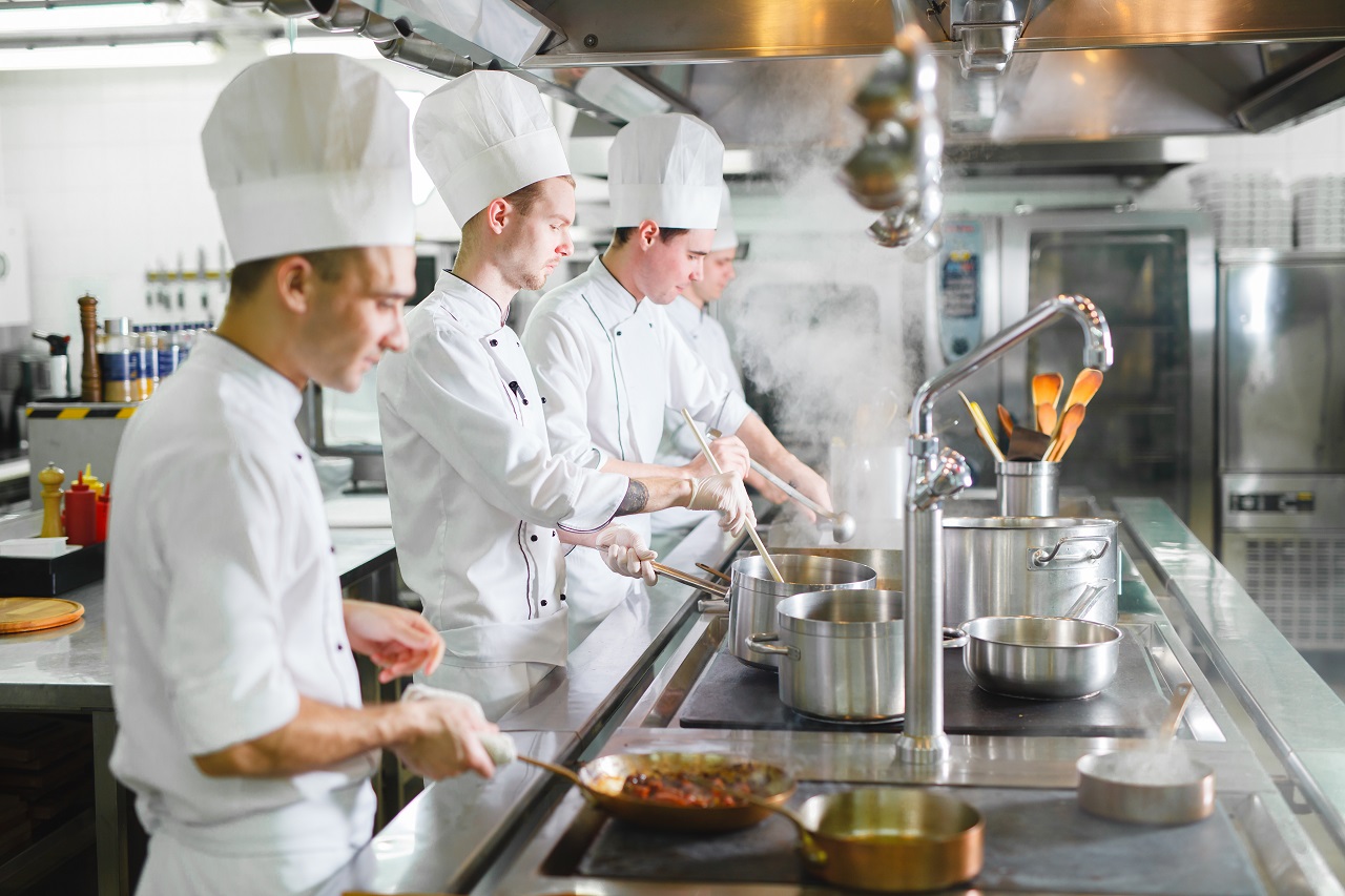 Prowadzenie restauracji – co musi znaleźć się na wyposażeniu kuchni?