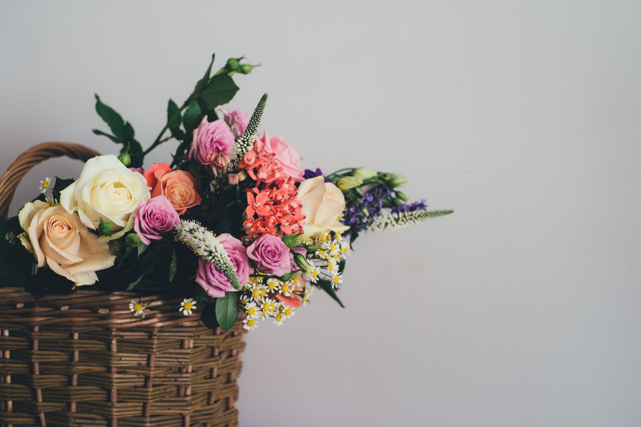 Sztuczne kwiaty w domu – jak je dopasować?