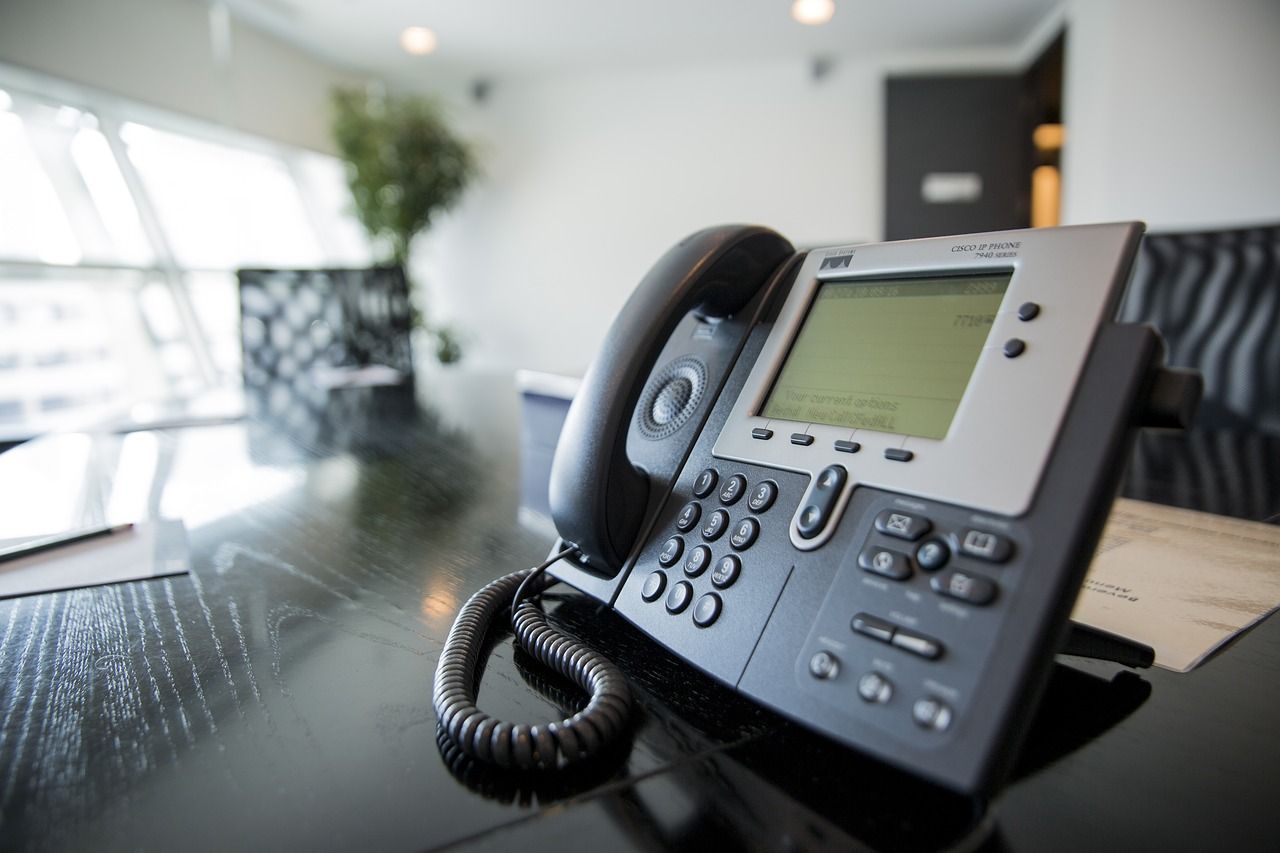 Czym jest centrala telefoniczna VoiP i gdzie szczególnie warto ją zastosować?